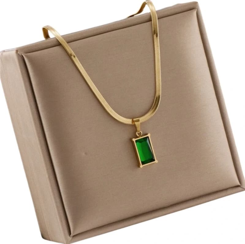 Elegancki złoty naszyjnik żmijka stal chirurgiczna zielony kamień